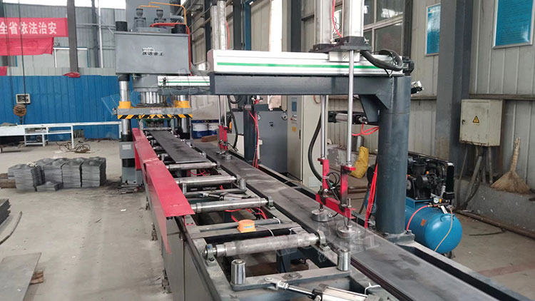 500噸(dūn)全自動錨杆(gan)托盤生産線(xian)客戶現場