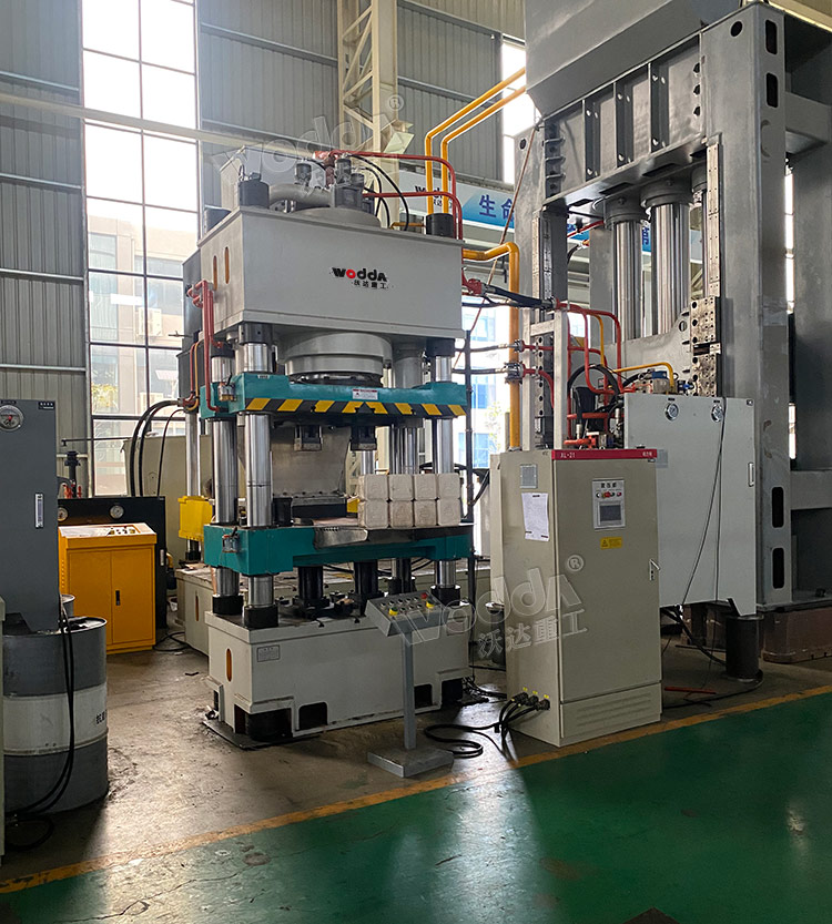 630噸(dun)牛羊舔(tian)磚液壓(yā)機