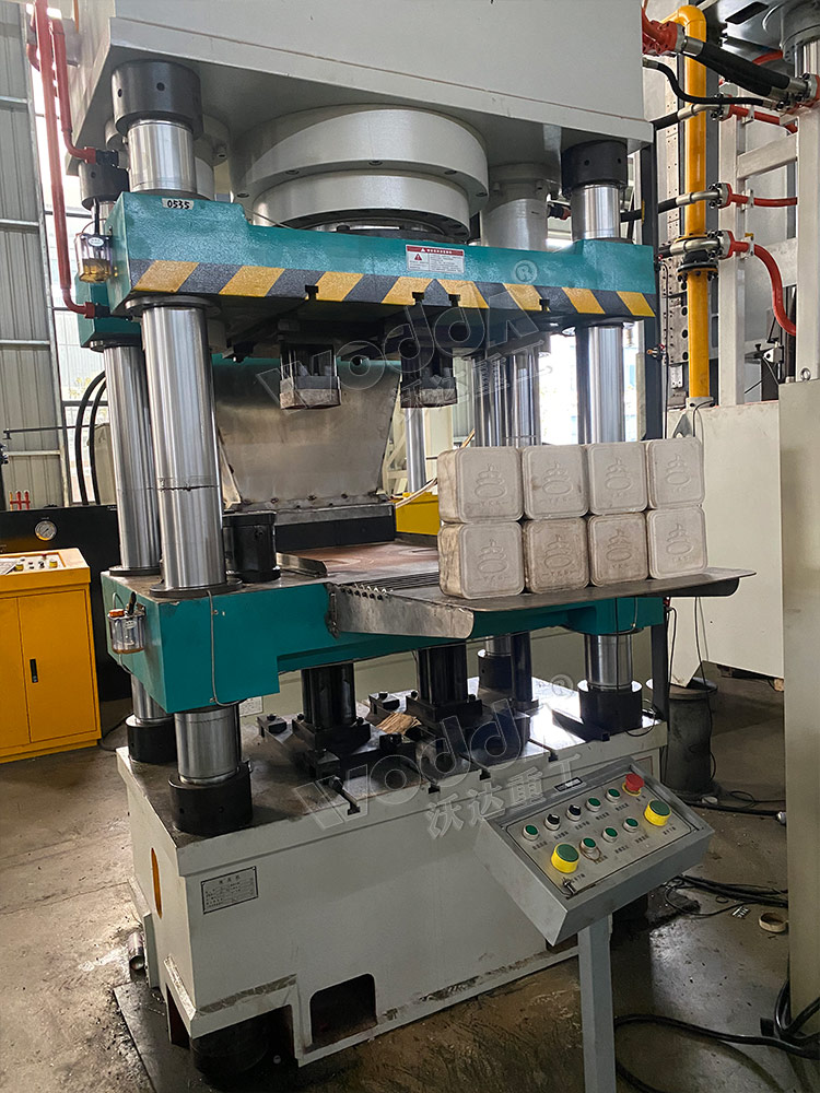 牛羊(yáng)舔磚液(ye)壓機一(yi)模兩出(chu)