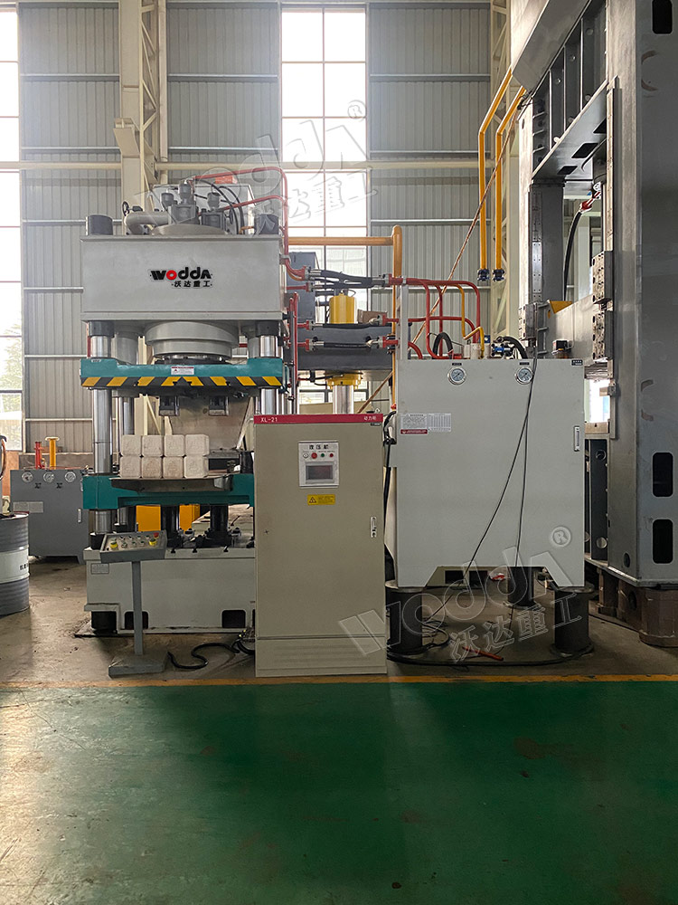 630噸(dun)牛羊舔(tian)磚機