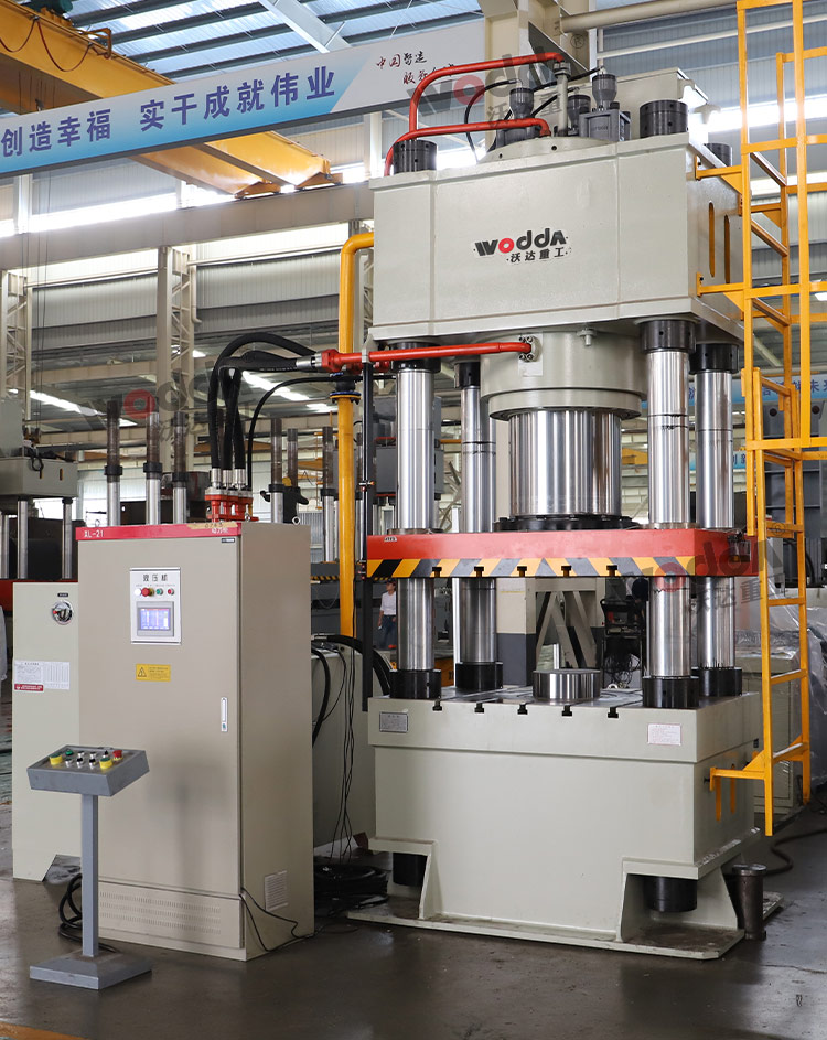 800噸四柱(zhù)液壓機車間試(shi)機