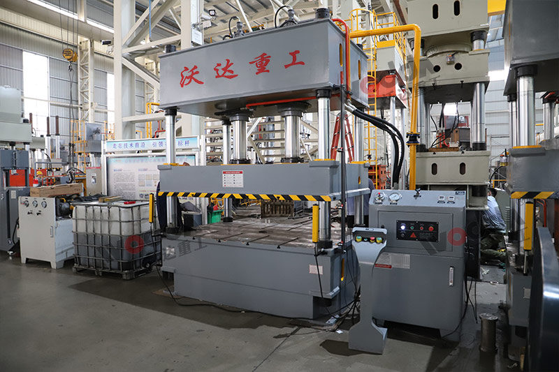 200噸三(sān)梁四柱液(yè)壓機