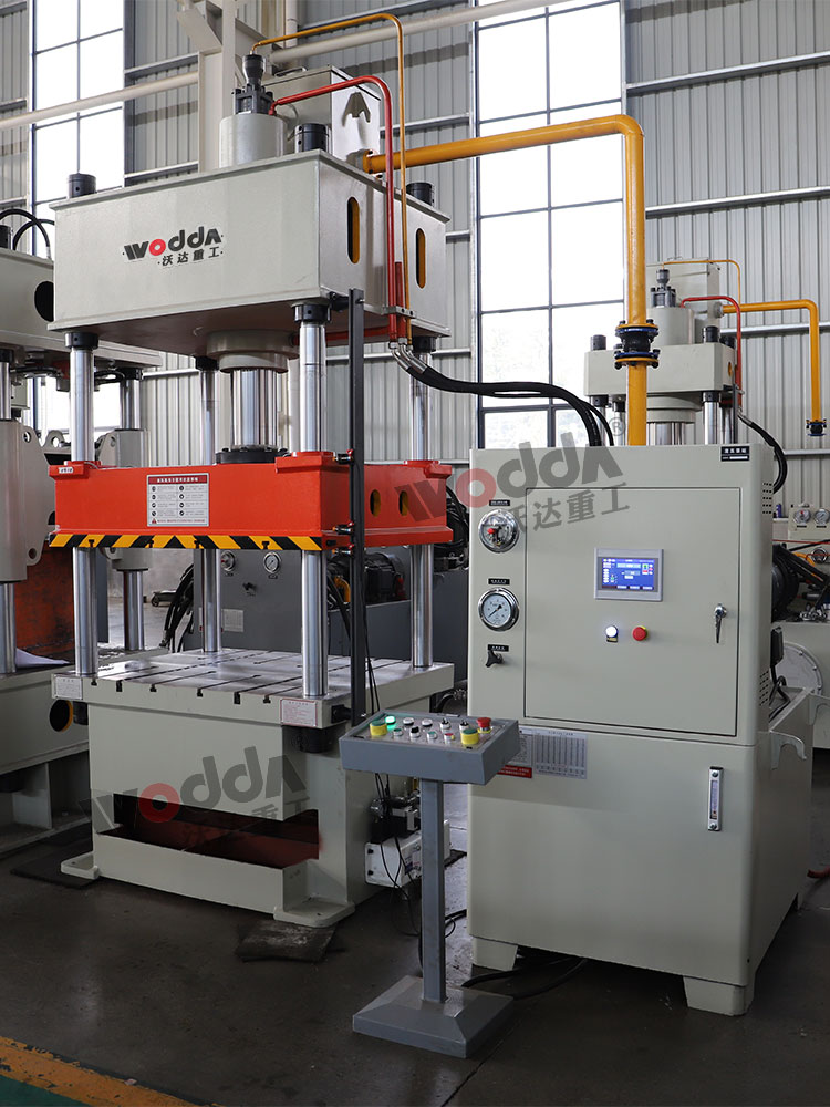 100噸四柱(zhù)液壓機車間(jian)展示