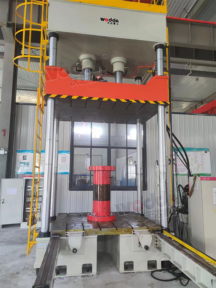 200噸三梁四(si)柱液壓機試(shì)機