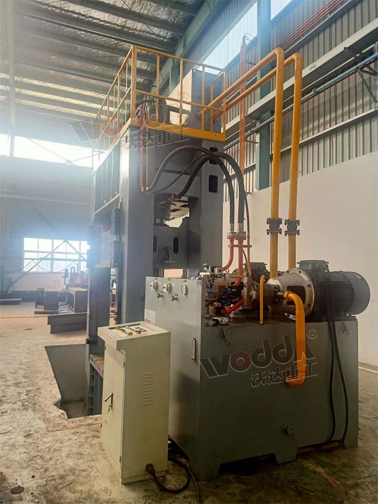 800噸框(kuang)架液壓機安(an)裝完成