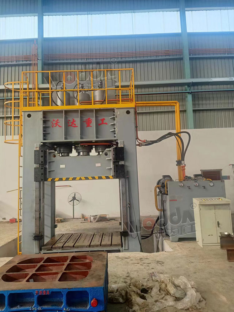 800噸框架式液(ye)壓機客戶現(xian)場
