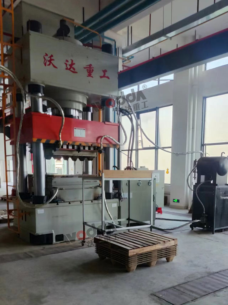 1000噸(dun)木屑托盤液(yè)壓機客戶現(xiàn)場