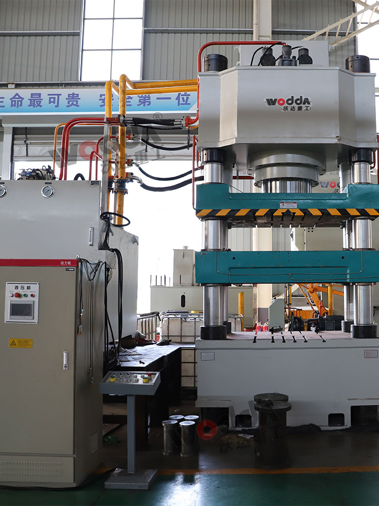 800噸(dūn)牛羊舔磚液壓(yā)機車間實拍圖(tu)