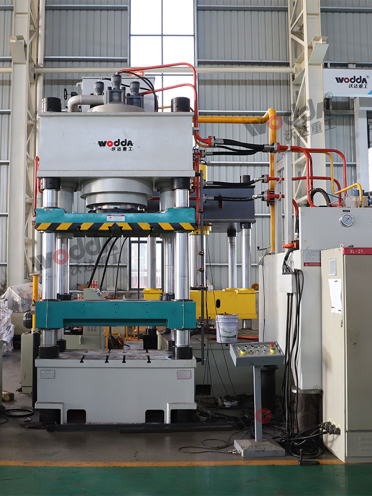 630噸牛羊(yáng)舔磚液壓機車(che)間試機 630噸牛羊(yáng)舔磚液壓機車(che)間試機