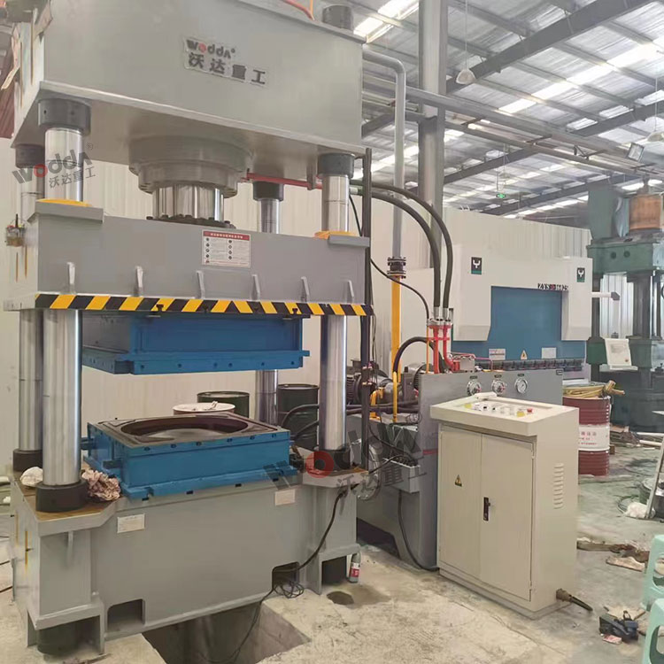 不(bu)鏽鋼水箱闆拉(lā)伸成型液壓機(jī)試壓