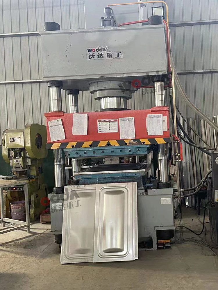 四(si)柱拉伸液壓機（不(bú)鏽鋼水箱闆）