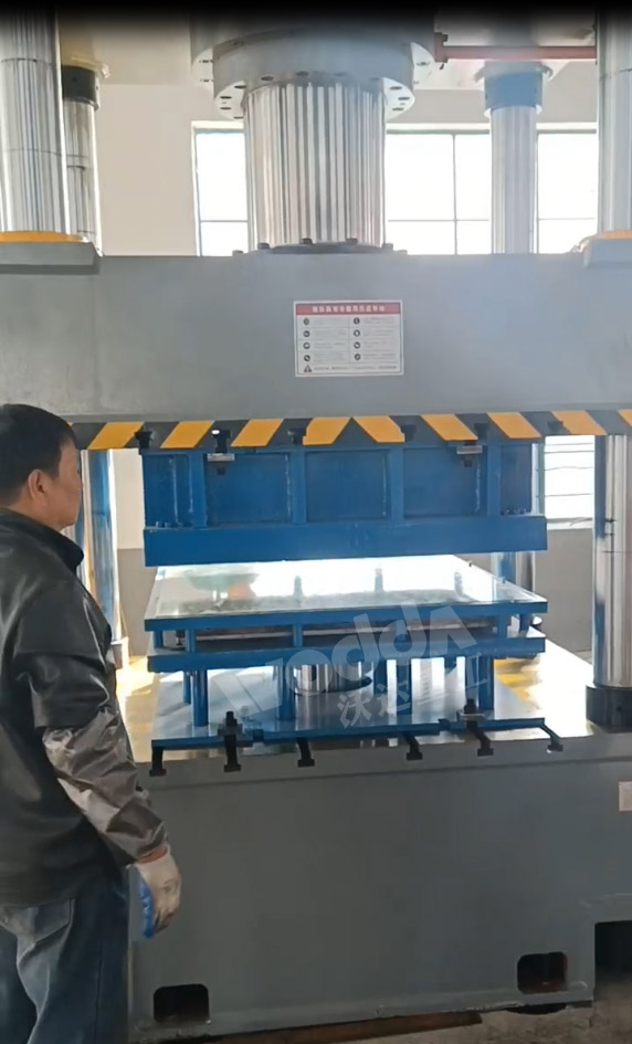 500噸液壓機(ji)拉伸米字形不鏽(xiù)鋼水箱闆