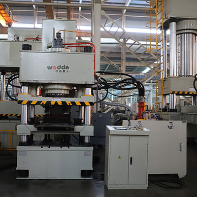 400噸(dūn)牛羊舔(tiǎn)磚液壓(yā)機_400噸鹽(yán)磚機