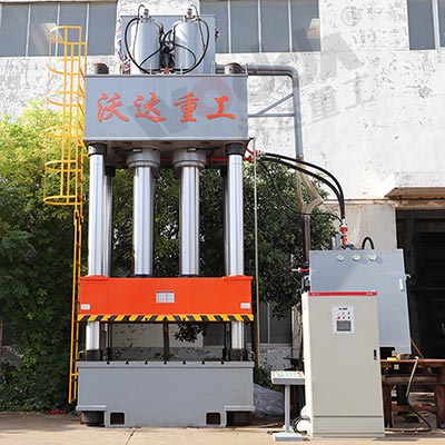 1500噸液壓機(ji)_1500噸三梁四柱(zhu)液壓機