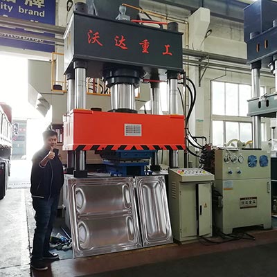 不鏽鋼水箱(xiang)闆拉伸液壓(ya)機_400噸拉伸機(ji)