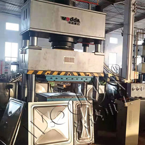 不鏽鋼水(shuǐ)箱拉伸機_400噸三梁(liang)四柱液壓機